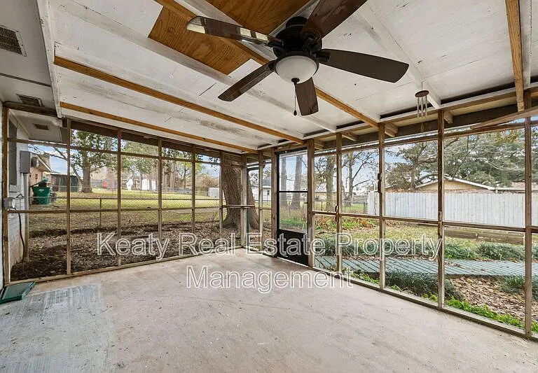 137 Amber St — Photo 34