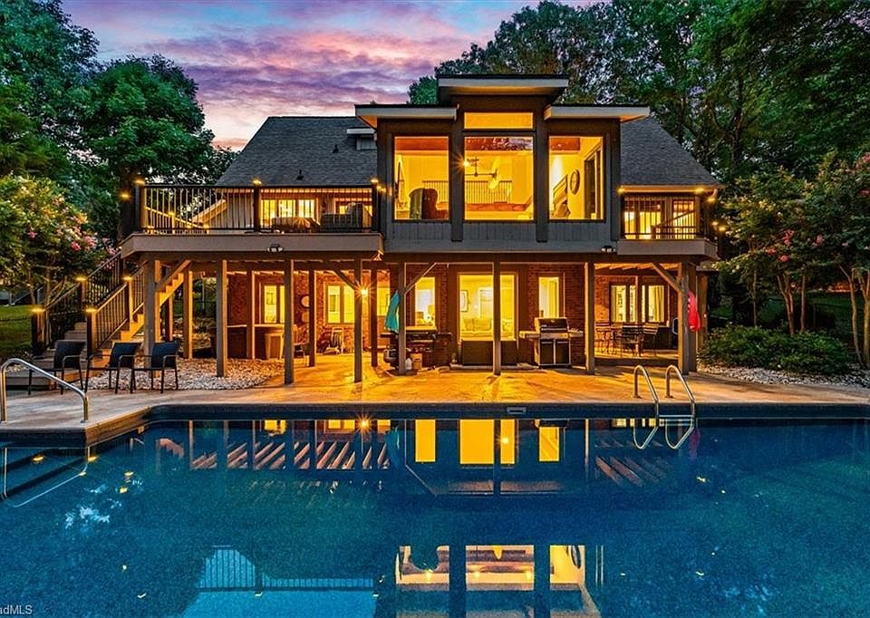 1st image of 3905 Oak Hollow Dr