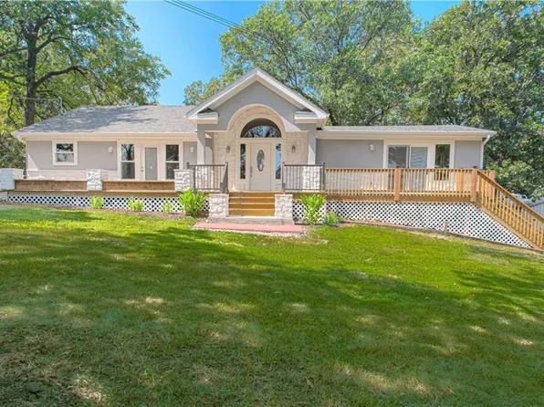 13780 S Lakeshore Dr, Olathe, KS 66061