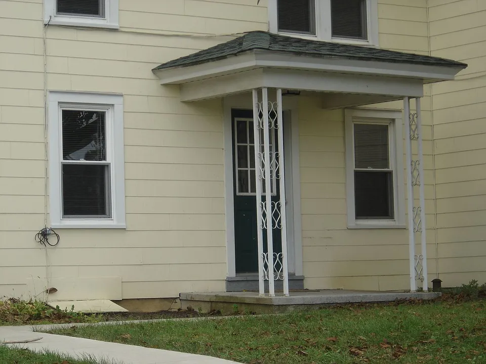 11 E Main St