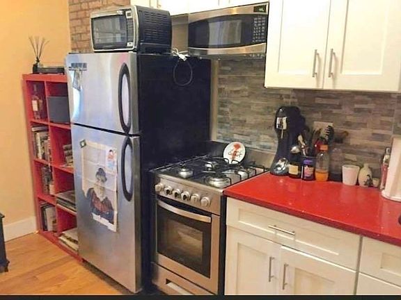 4th image of 1493 Gates Ave #2L