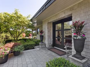 939 Friar Cres, North Vancouver, BC V7G1M5