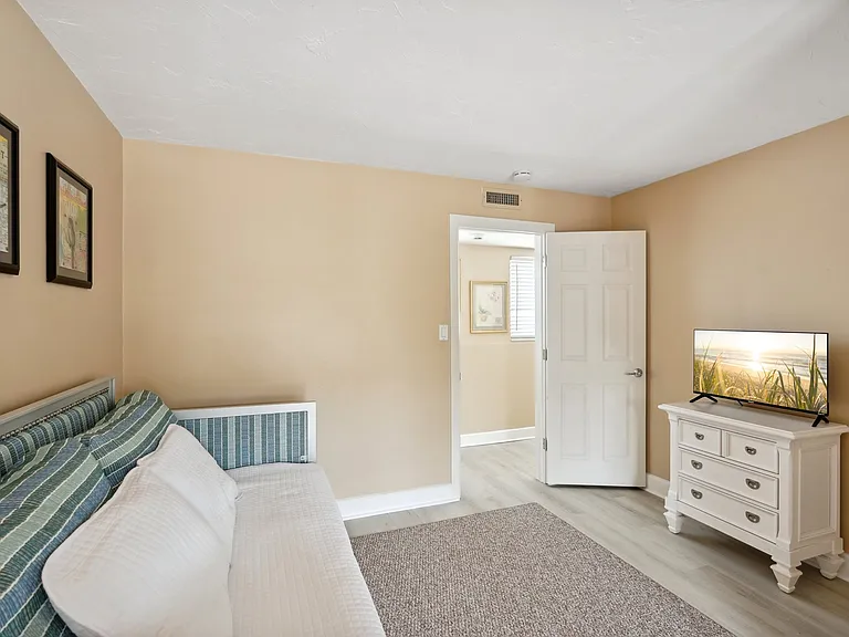 55 N Washington Dr — Photo 37