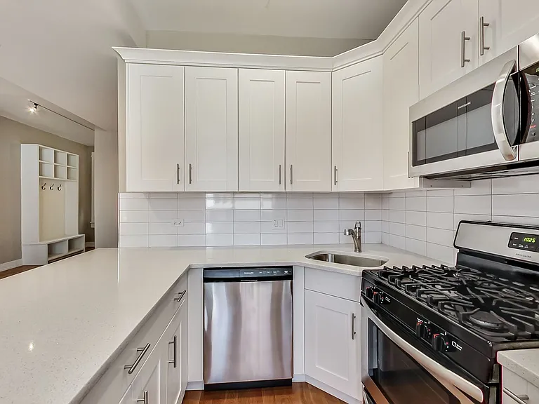 1914 W Crystal St #2R — Photo 8