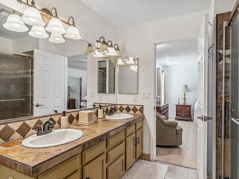 1739 N Palm Dr — Photo 18