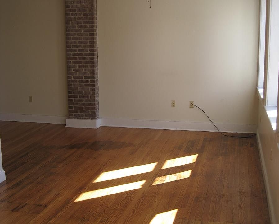 2nd image of 437 Northampton St #3