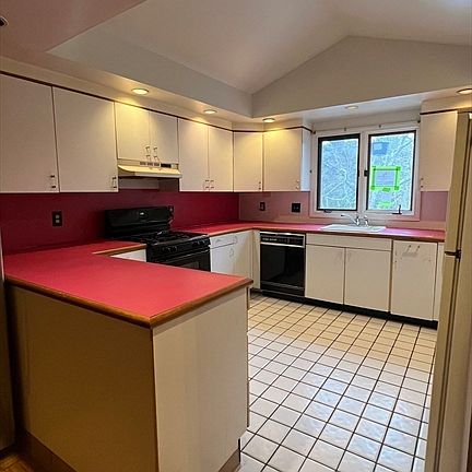 2nd image of 50 Head Of The Bay Rd