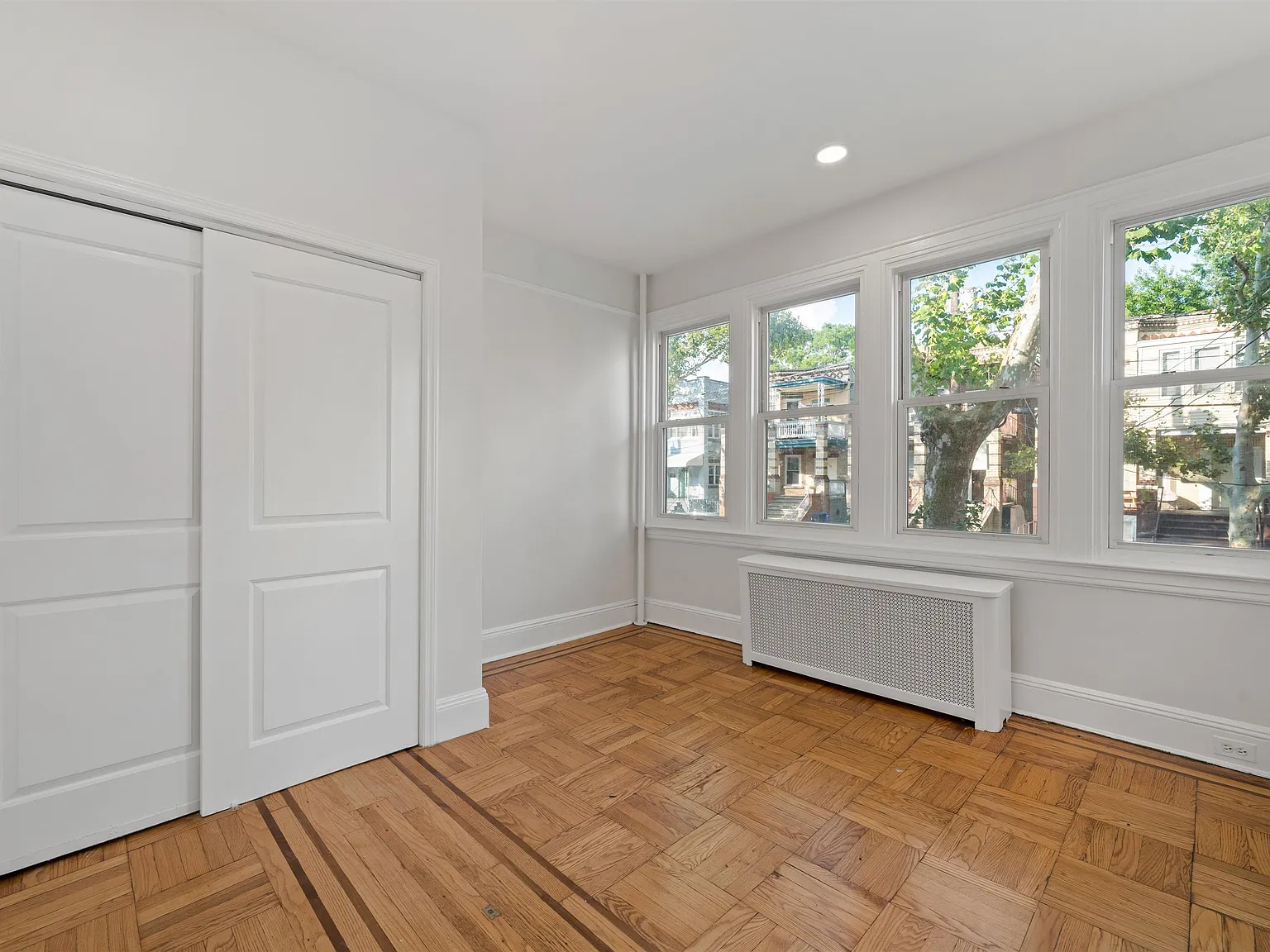 3 bed, 1.0 bath, 1200 sqft, $2,100 — Photo 2