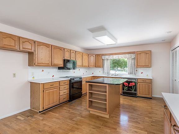 2nd image of 908 W Meadowbrook Dr