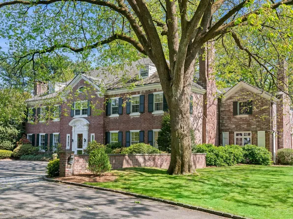 11 Meadow Spring Road, Glen Cove, NY 11542