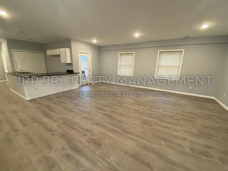6400 Gillis Dr — Photo 3