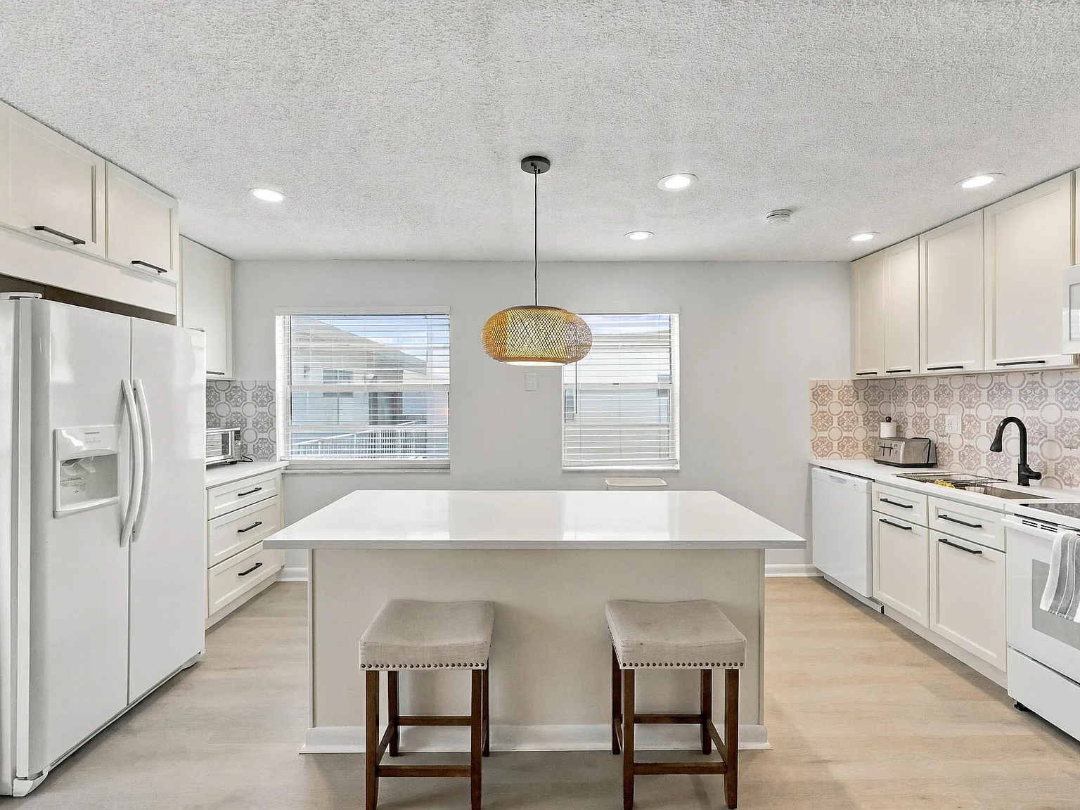 2 bed, 2.0 bath, 907 sqft, $1,900 — Photo 1