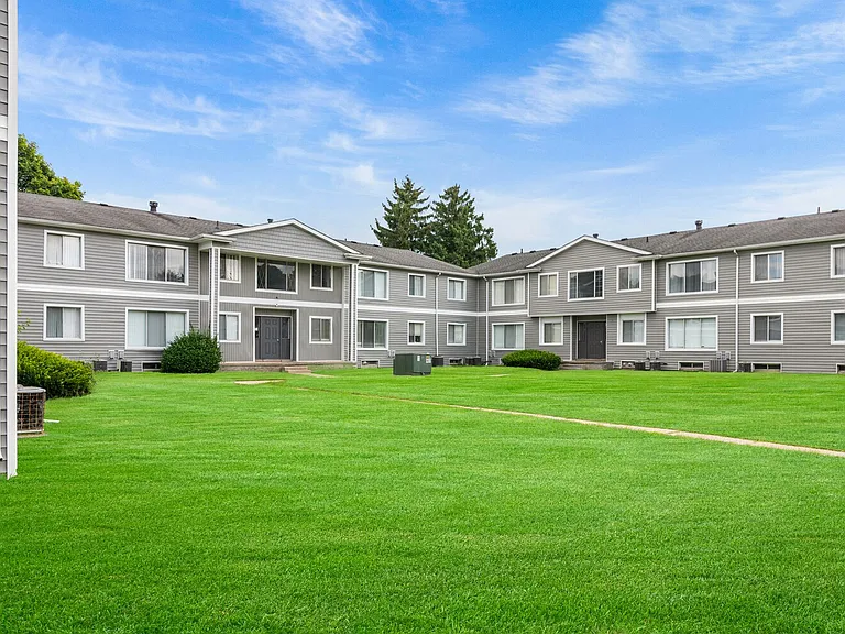 Bloomfield Square Apartments - Auburn Hills, MI — Photo 27