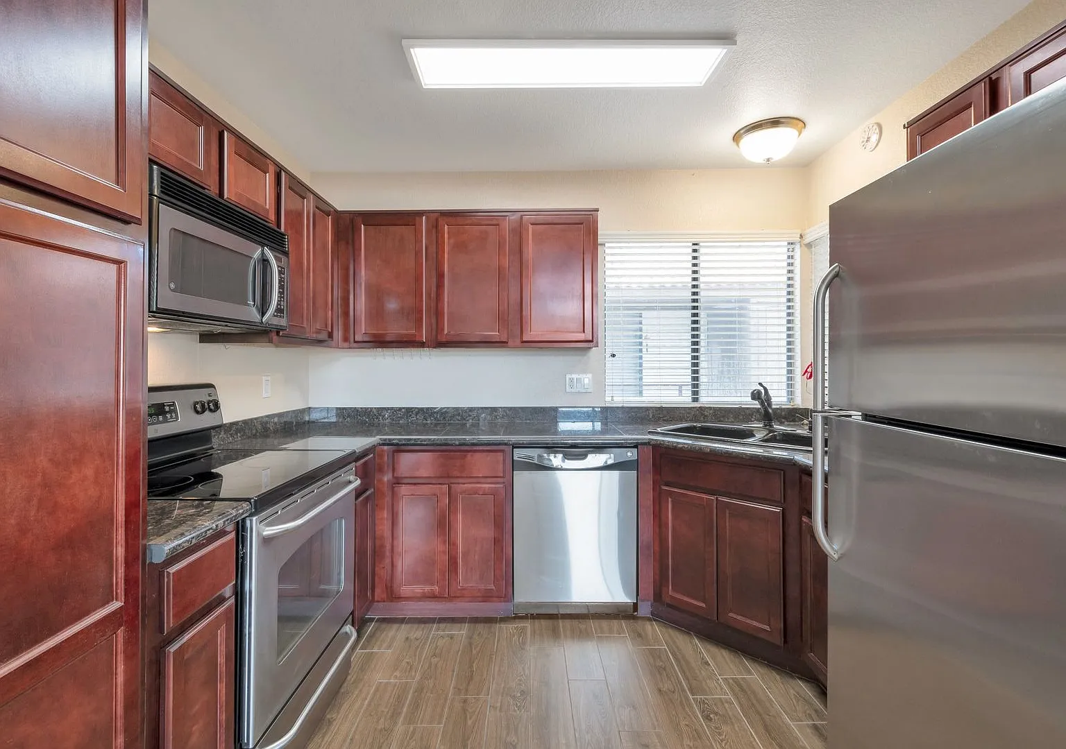 Stunning 2-bedroom, 2-bathroom house located in the desirable area of Scottsdale, AZ. — Photo 3
