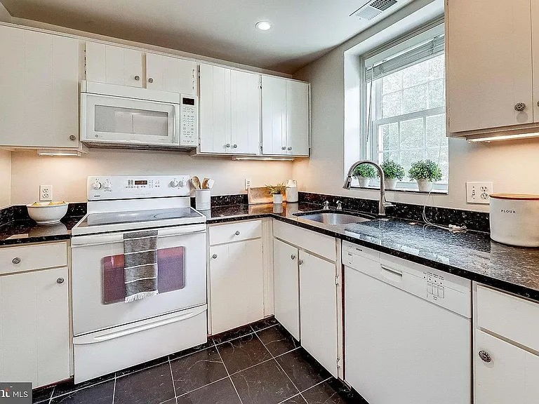 3044 S Buchanan St #C2 — Photo 8