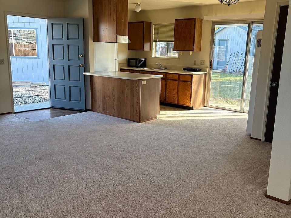 2nd image of 3433 Surrey Ct