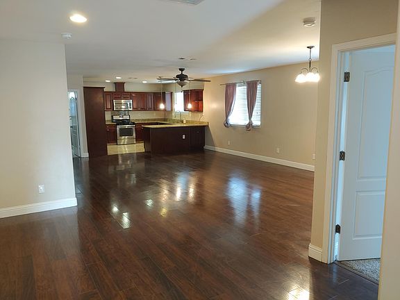 3rd image of 1107 S Lee Ave