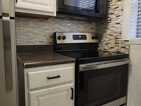 5th image of 6304-6306 Bancroft Ave #1E
