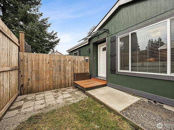 4th image of 329 Mcarthur Street S