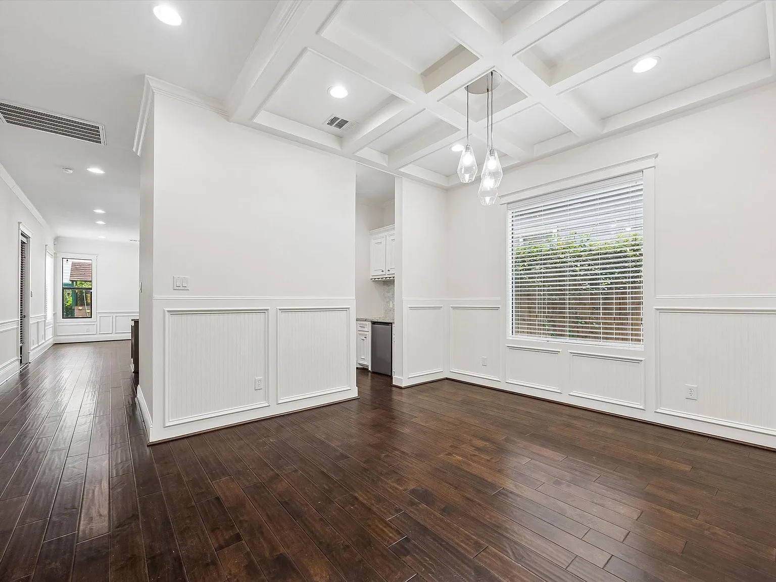 4 bed, 4.0 bath, 2569 sqft, $4,150 — Photo 3
