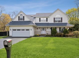 17 Egret Way, Center Moriches, NY 11934