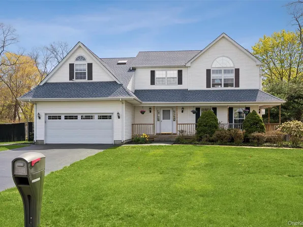 17 Egret Way, Center Moriches, NY 11934