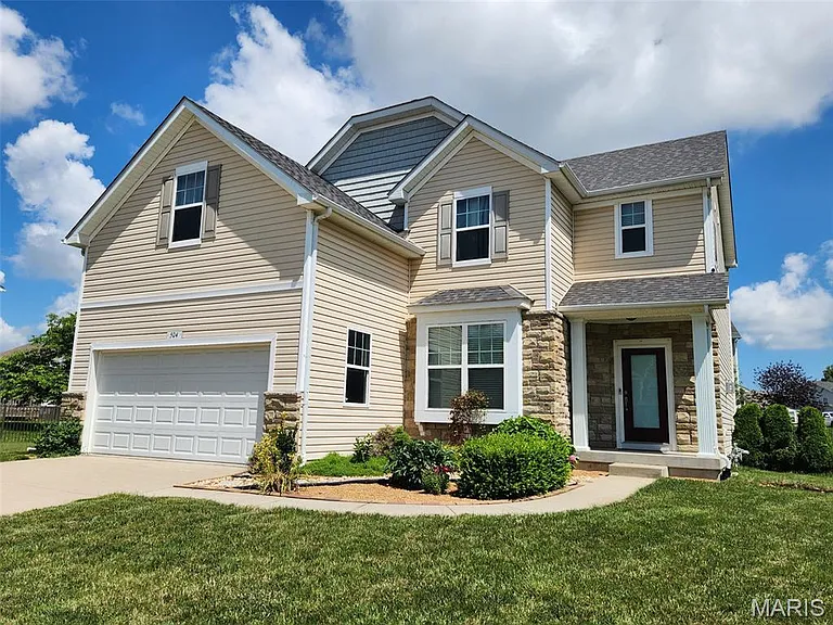 504 Longfellow Dr — Photo 2