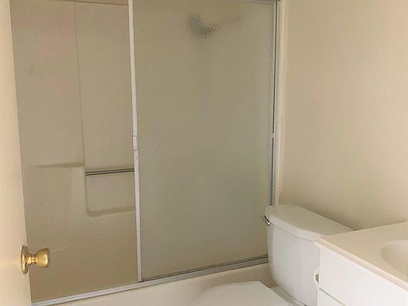 3rd image of 600 E 5th St APT 5