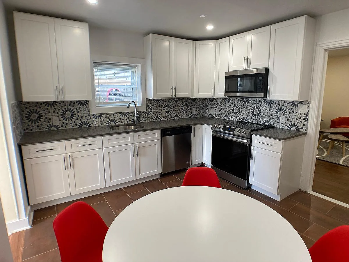 5 bed, 2.5 bath, 1724 sqft, $3,400 — Photo 2