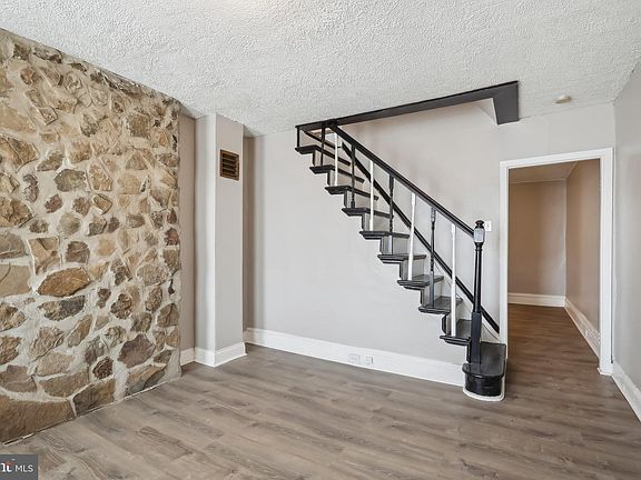 5th image of 106 S Heald St