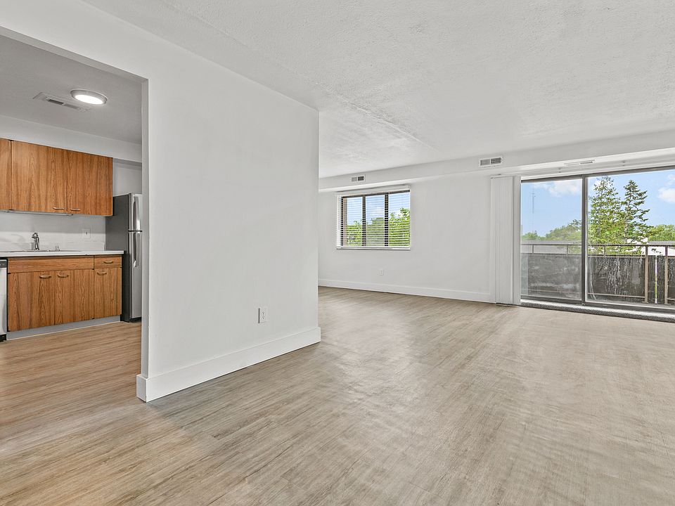 Carlyle Tower Apartments Southfield, MI 23300 Providence Dr