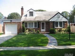 5 Baylis Rd, Rockville Centre, NY 11570