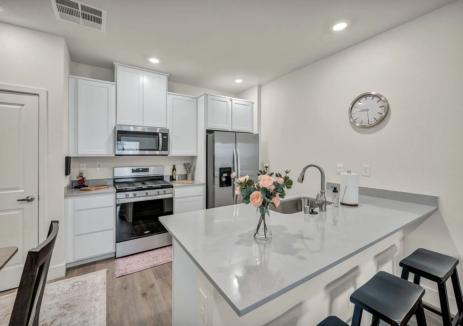 Fully Furnished Executive Home With All Utilities Included! — Photo 1