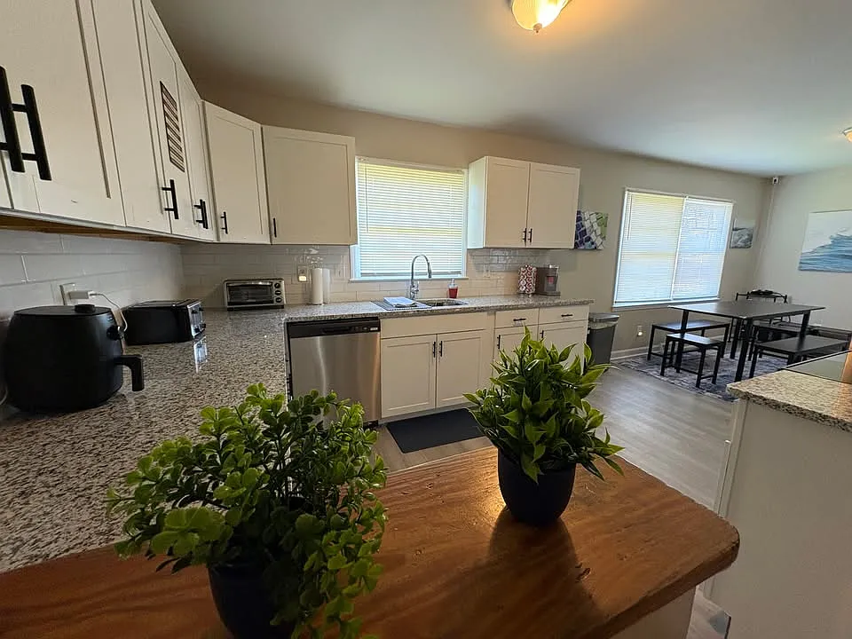 6 bed, $950 — Photo 2