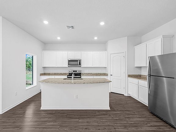 5th image of 567 SW Dailey Avenue