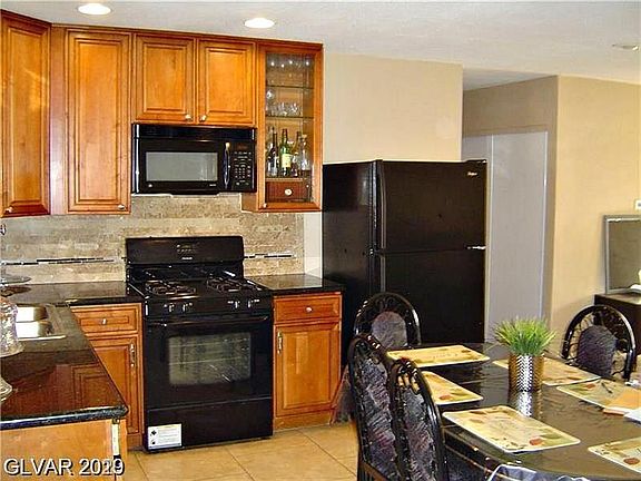 3rd image of 1618 Amapola Dr