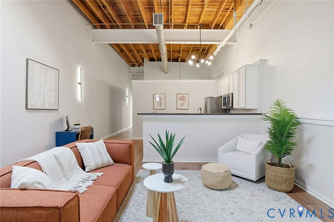 1716 Summit Ave — Photo 2