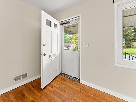 5th image of 8622 Wicklow Ave