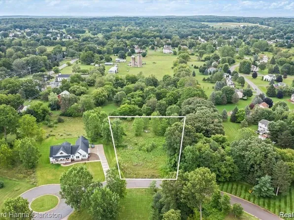 4570 Barbara Kay Ct, White Lake, MI 48383