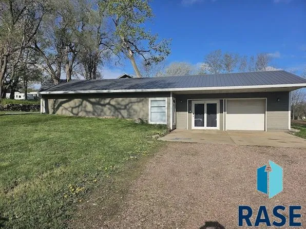 313 S Cedar Ave, Parker, SD 57053