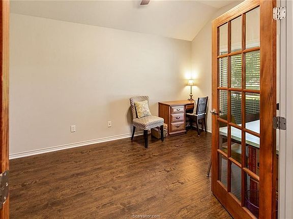 5th image of 924 Crystal Dove Ave