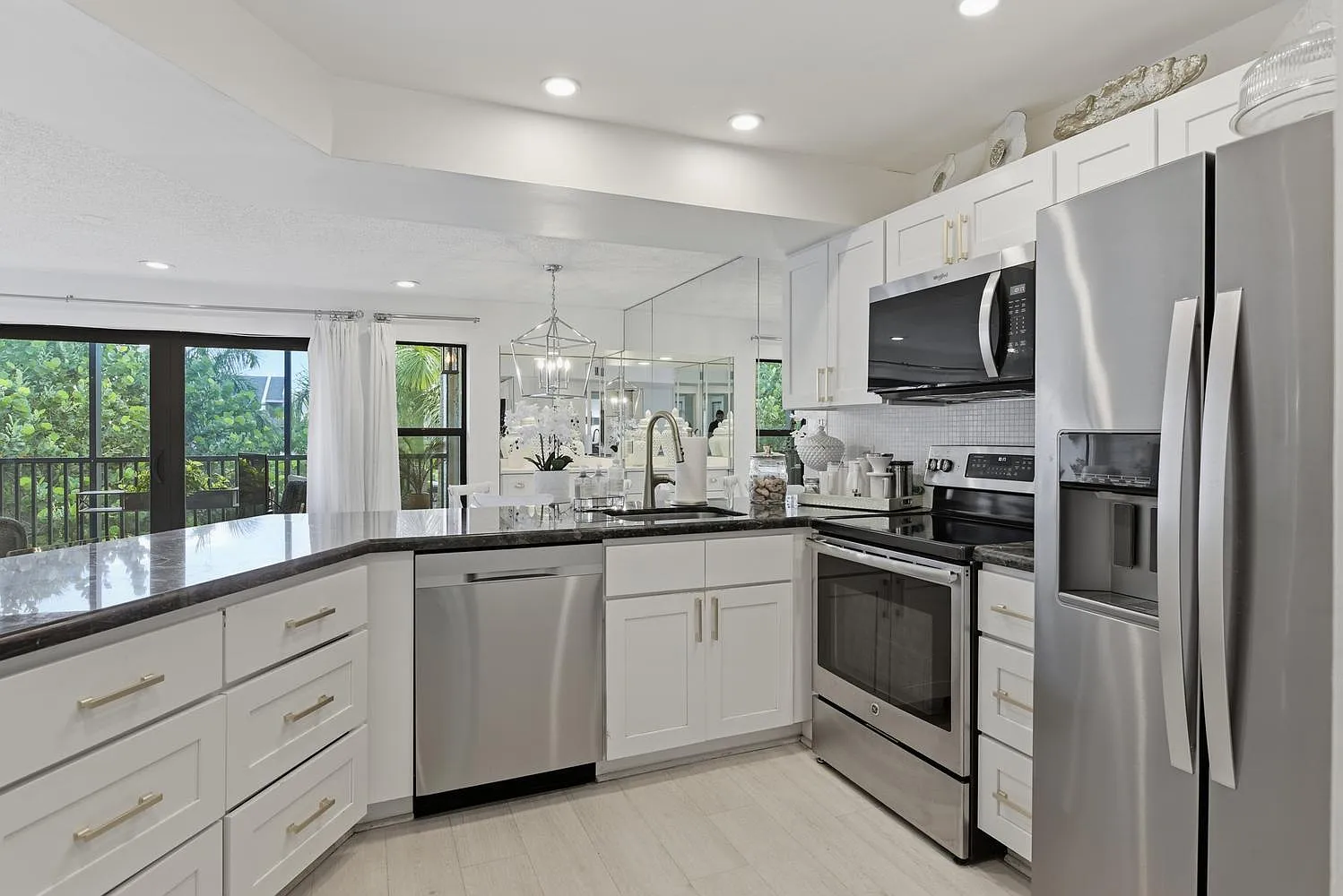 1 bed, 1.5 bath, 704 sqft, $5,000 — Photo 4