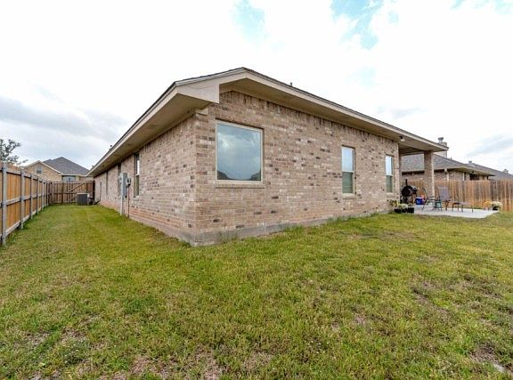 4th image of 914 Emerald Dove Ave
