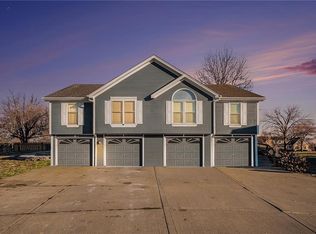 520 Bayside Ct, Smithville, MO 64089