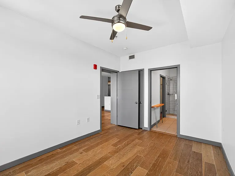 400 Herron Dr #21 — Photo 9