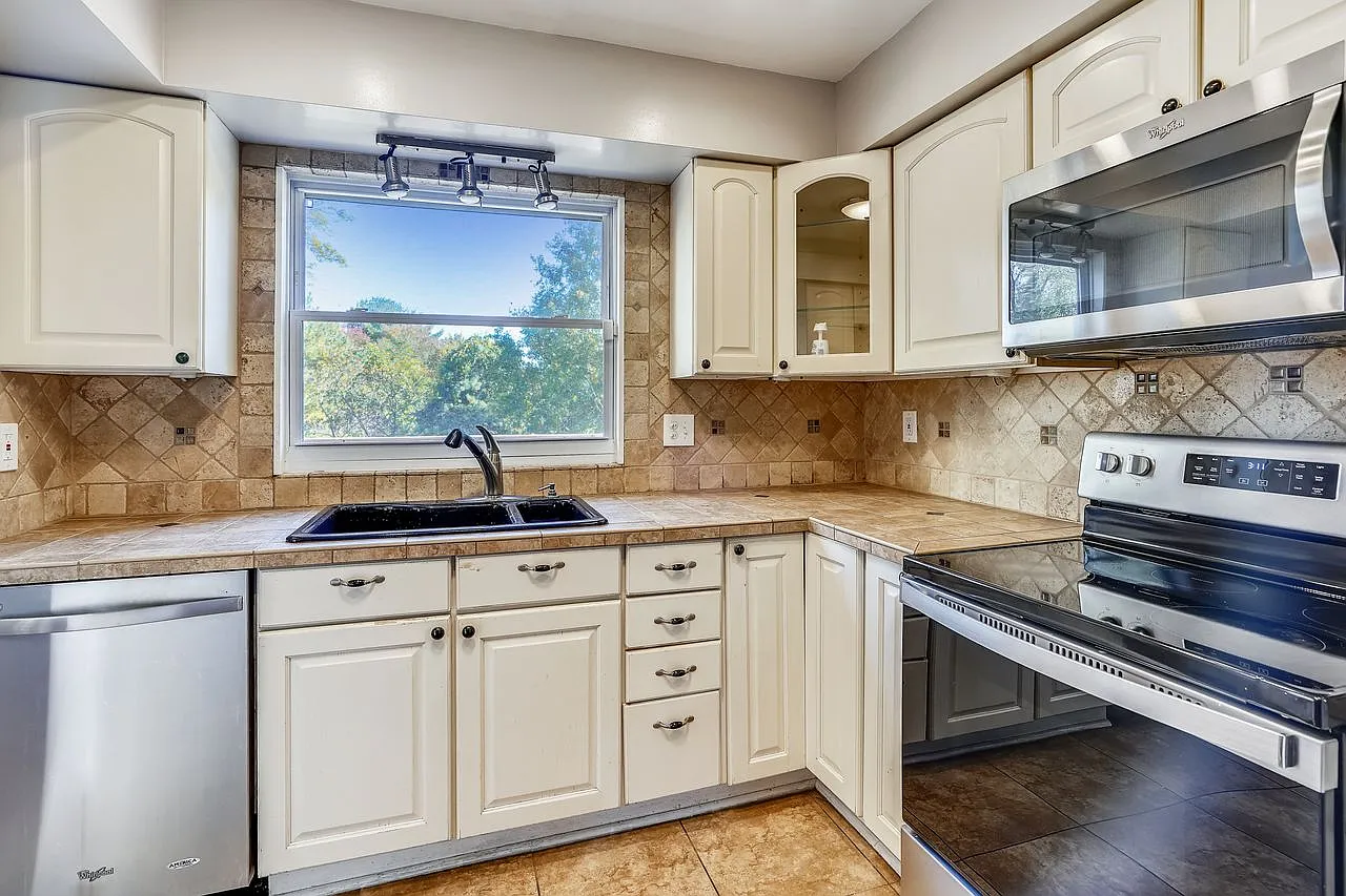 3 bed, 1770 sqft, $2,470 — Photo 4