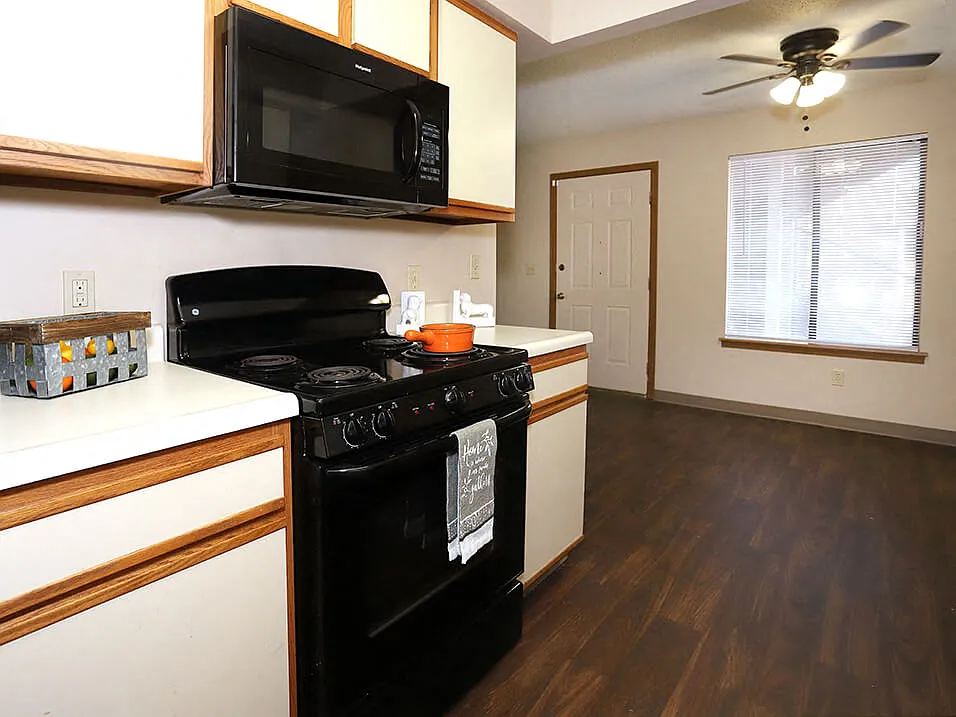 Cross Creek Apartments and Townhomes — Photo 4