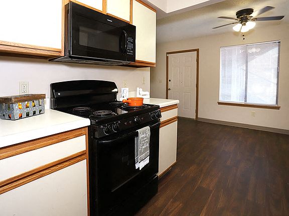 Kitchen with Oven/Microwave