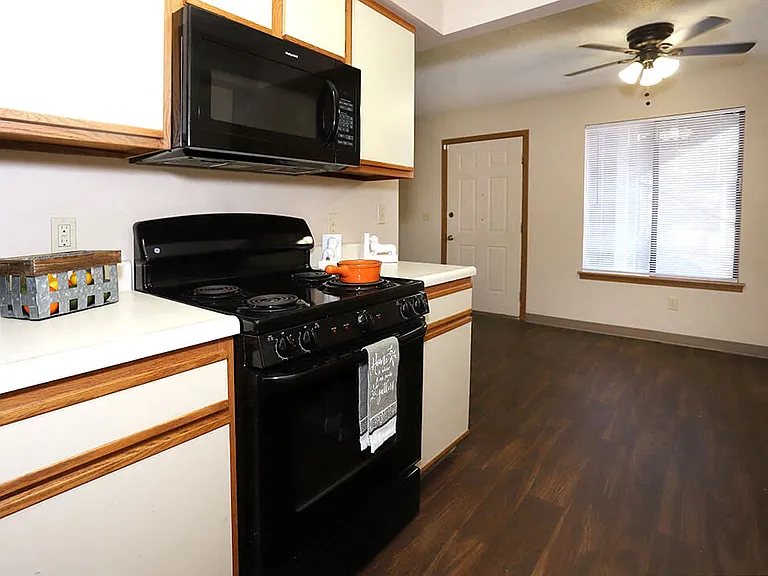 Kitchen with Oven/Microwave