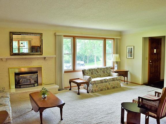3rd image of 4827 Deerwood Dr
